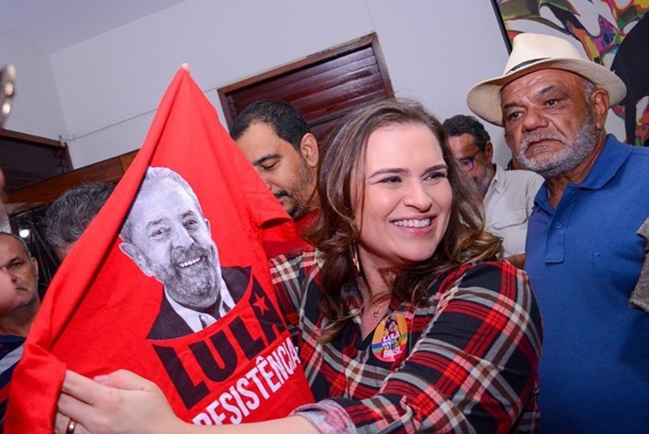 Em junho, Marília Arraes posou com bandeira em homenagem a Lula. Petista hoje apoia Danilo Cabral para governar Pernambuco