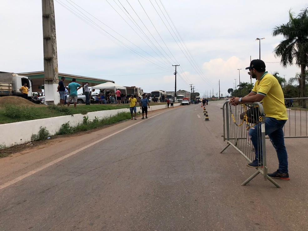 Caminhoneiros fazem protesto na BR-364 em Candeias, região metropolitana de Porto Velho — Foto: Reprodução