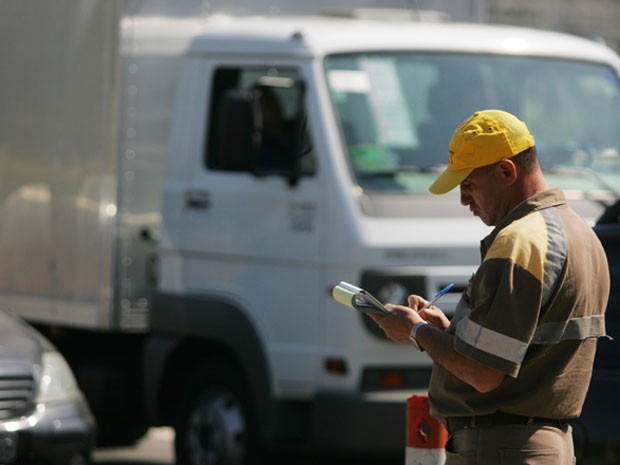 Fiscal da CET multa caminhão na Marginal (Foto: Filipe Araújo/ Agência Estado)
