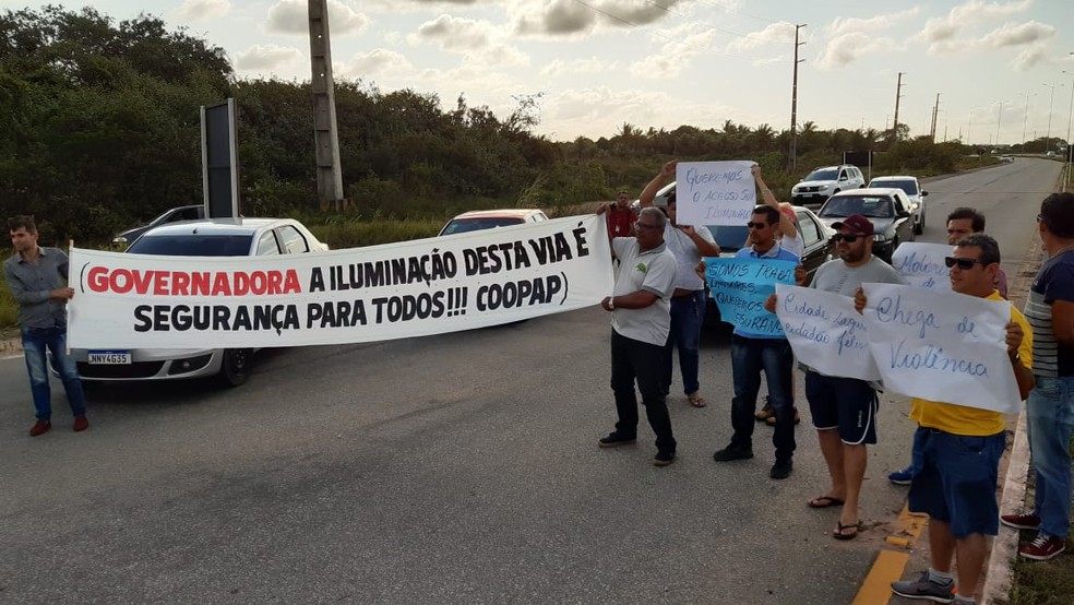 Protesto dos motoristas por aplicativo na estrada que dÃ¡ acesso ao aeroporto de Natal â€” Foto: SÃ©rgio Henrique Santos/Inter TV Cabugi