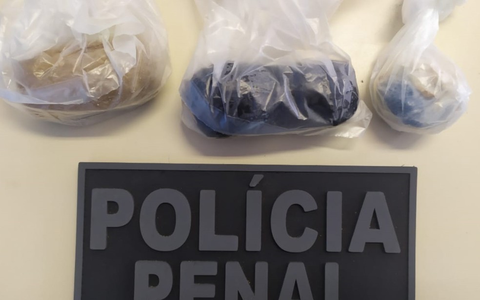 Foram apreendidos pacotes com maconha e cocaína — Foto: Divulgação/Seap