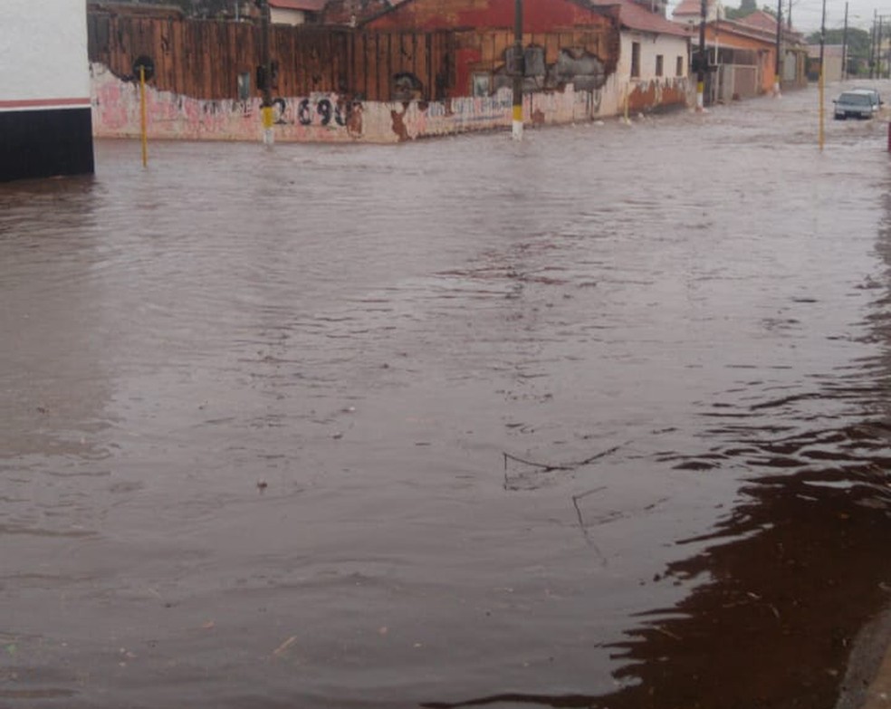 Temporal deixou ruas alagadas e carros ilhados em Avaré (SP) — Foto: A Voz do Vale/Divulgação