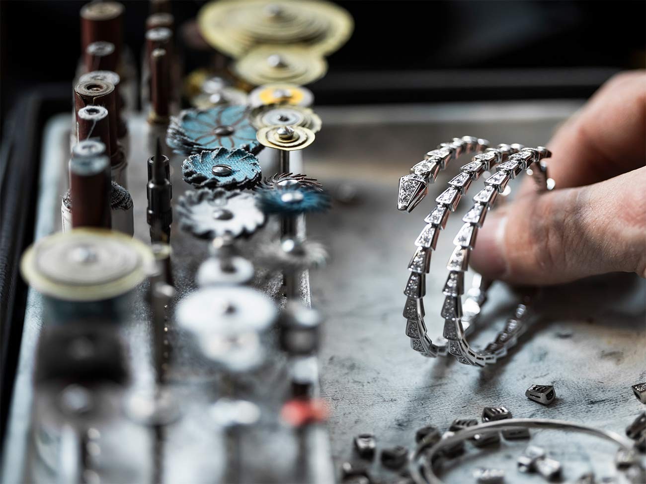 Processo de produção de uma joia Serpenti da Bulgari: as novas tecnologias prometem colocar um dos setores mais tradicionais do luxo na vanguarda do futuro (Foto: Divulgação)
