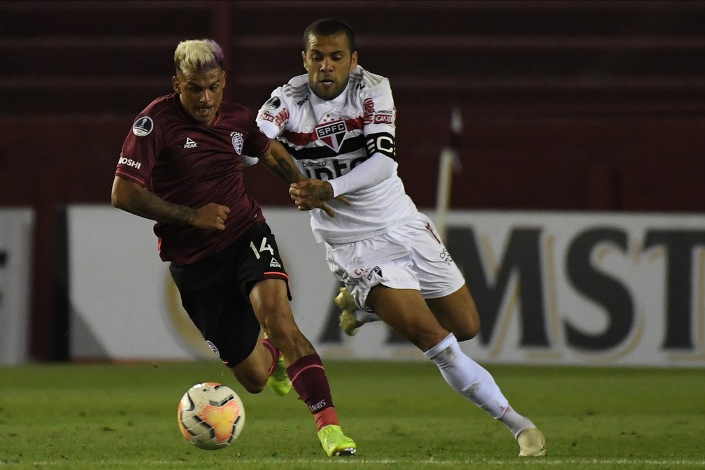 Daniel Alves contra o Lanús — Foto: Staff Images / CONMEBOL