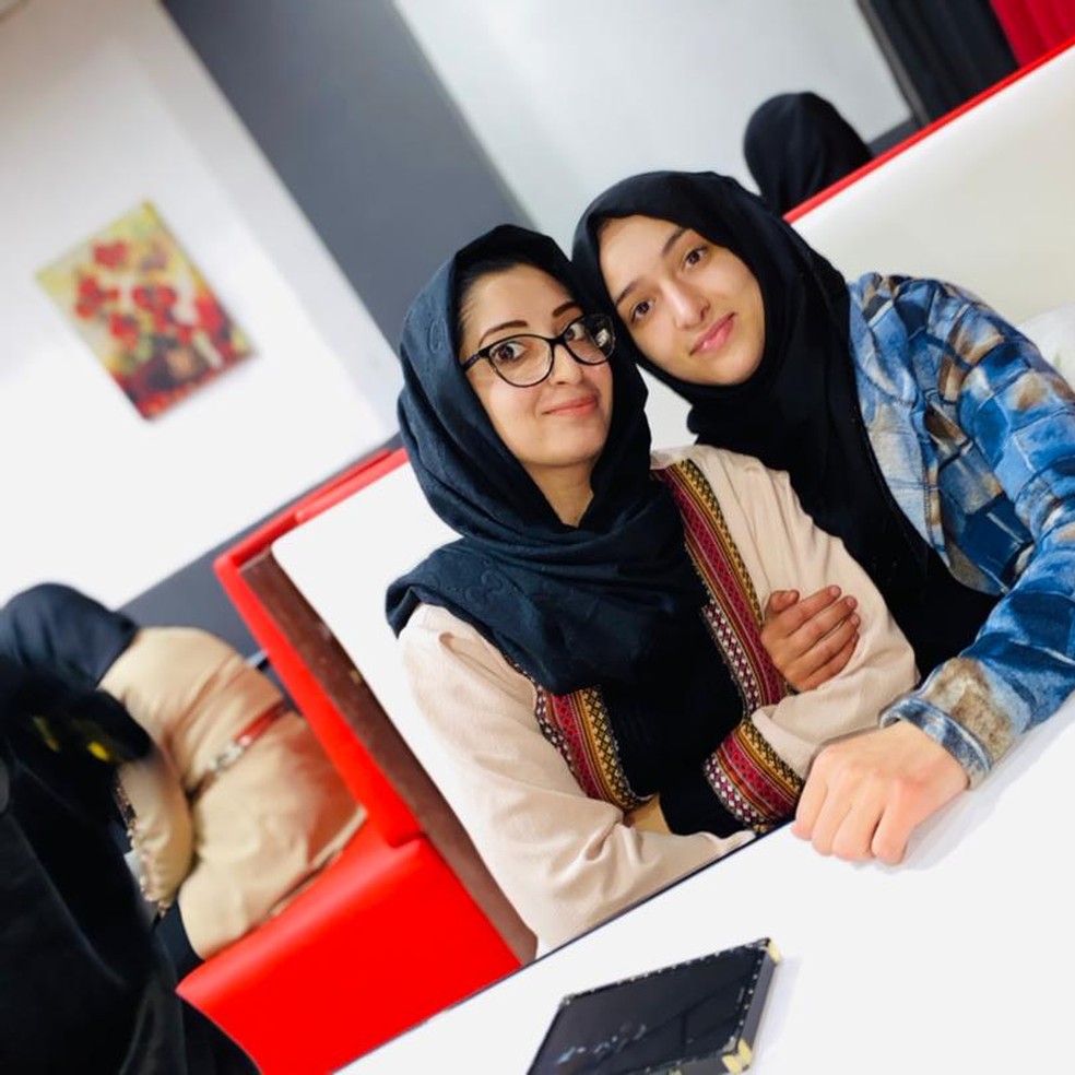 Bushra Masomi (à direita) com a irmã em um restaurante de Cabul, capital do Afeganistão, no início de 2021, antes da chegada do Talibã — Foto: Arquivo Pessoal