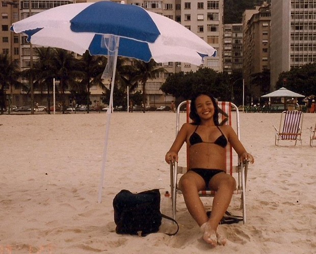 Carol, na época da gravidez, pegando uma praia (Foto: Arquivo Pessoal)