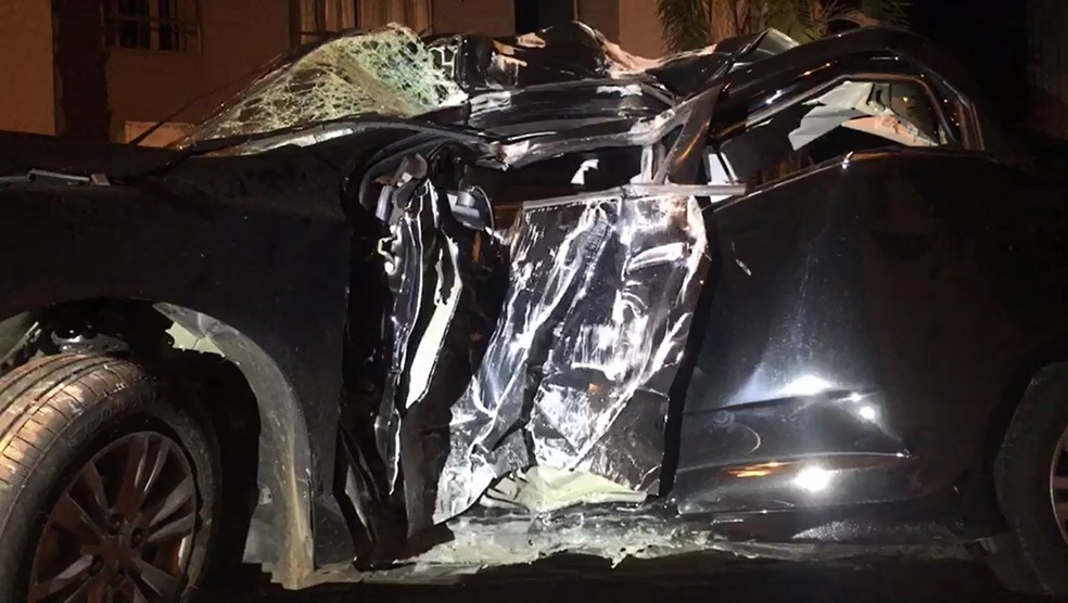Carro ficou destruído após ser atingido por poste na Rodovia Fausto Santomauro, em Piracicaba; modelo morreu — Foto: Caco Ferry/Apoio PM
