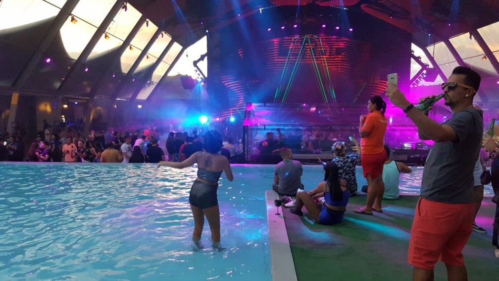 Carnaval alternativo tem dois palcos, piscina e até área com redes de praia — Foto: Paulo Augusto/EPTV