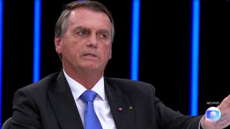Jair Bolsonaro interrompeu, com frequência, a jornalista Renata Vasconcellos, do Jornal Nacional — Foto: Reprodução/TV Globo