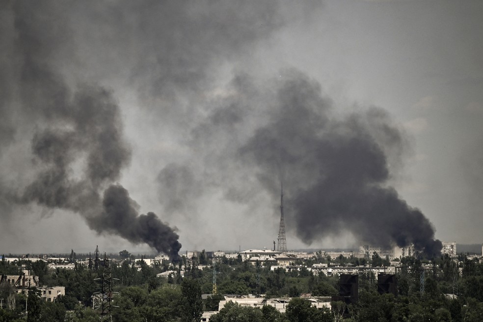 Fumaça após bombardeio russo na cidade de Severodonetsk, na Ucrânia, em 30 de maio de 2022.  — Foto: Aris Messinis / AFP