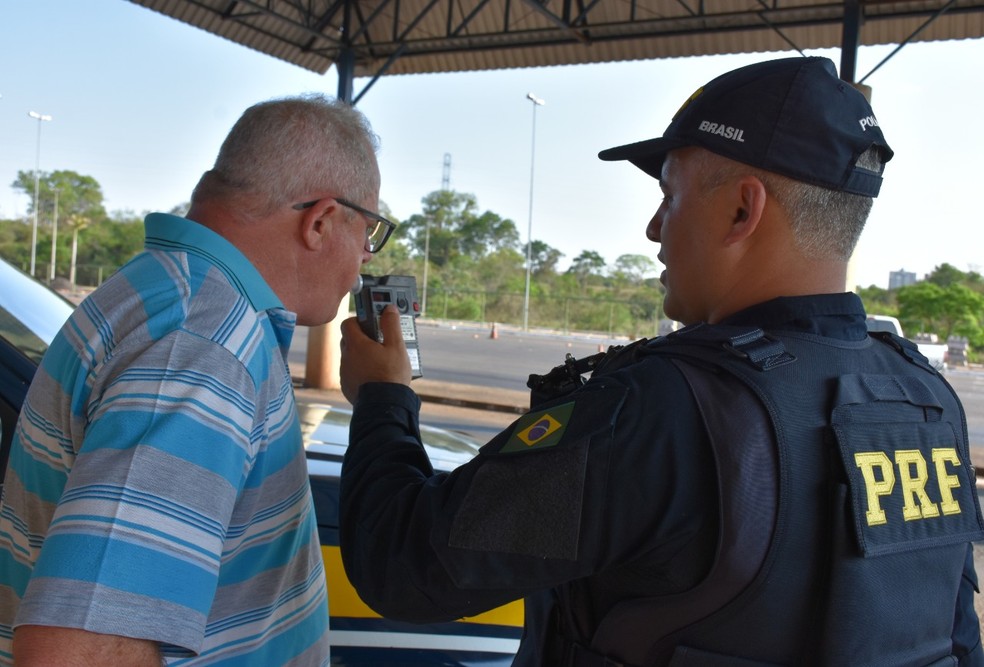 101 motoristas foram flagrados dirigindo embriagados nas rodovias federais do Paraná durante o feriado. — Foto: Divulgação/PRF