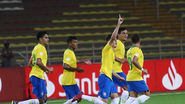 Patryck Lanza comemora seu gol olímpico contra a Colômbia