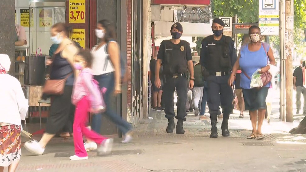 Guarda Municipal está nas ruas fiscalizando a reabertura do comércio neste sábado (30) — Foto: Reprodução / TV Globo