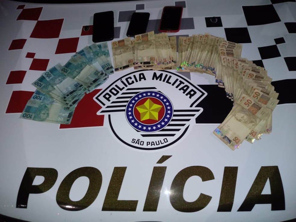 Polícia encontrou R$ 9.970,00 no veículo dos criminosos, próximo a Urupês (SP) — Foto: Polícia Militar/Divulgação