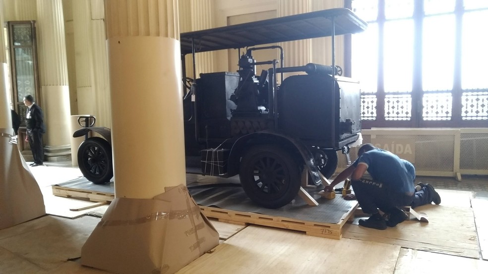 Carro é preparado para transferência do Museu do Ipiranga para abrigo provisório durante reforma  (Foto: Marina Pinhoni/G1 )