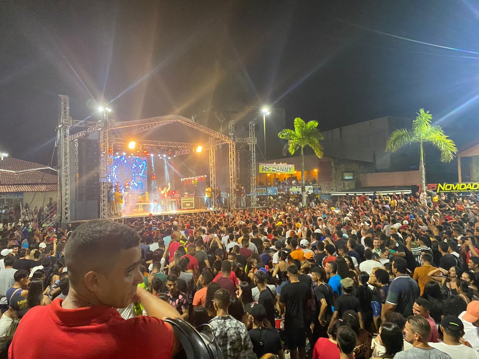 Shows de Wanderley Andrade e banda Rabo de Vaca levam 10 mil pessoas para praça de Cruzeiro do Sul — Foto: Arquivo pessoal