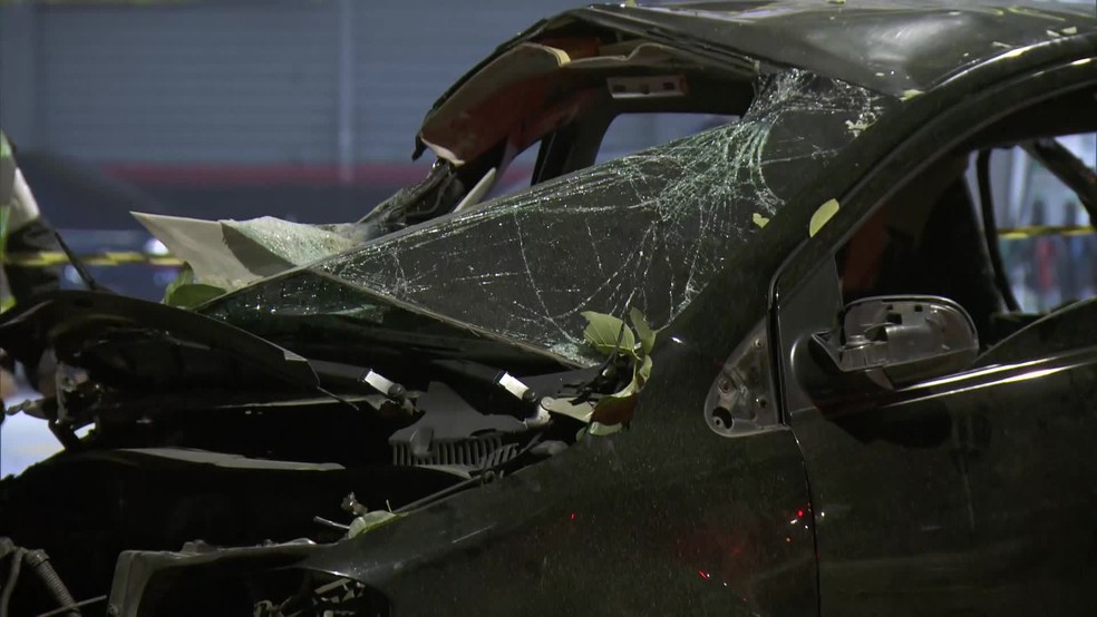 Carro ficou destru&iacute;do na Zona Leste &mdash; Foto: Reprodu&ccedil;&atilde;o/TV Globo