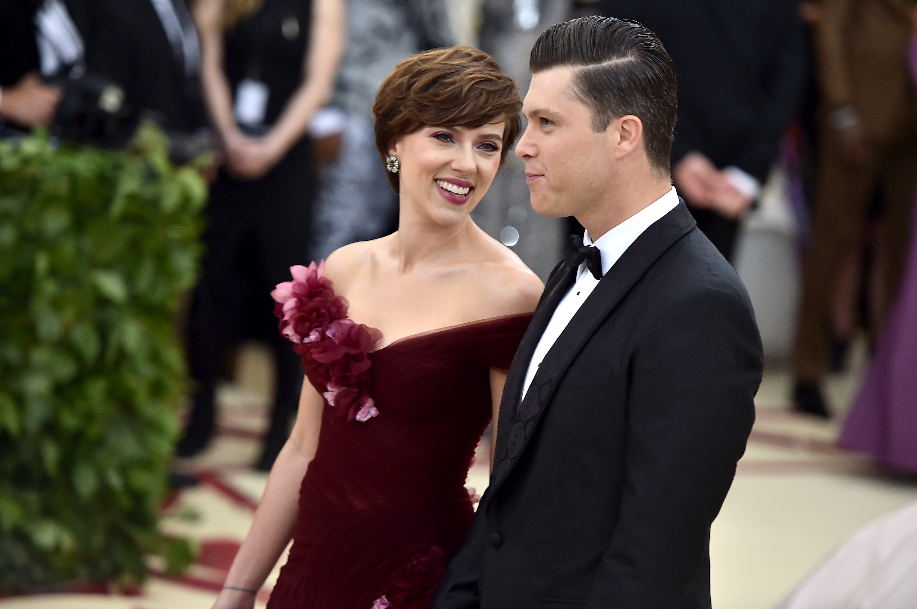 A atriz Scarlett Johansson com o namorado, o comediante Colin Jost (Foto: Getty Images)
