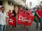 Manifestantes se reúnem em protesto contra o impeachment de Dilma