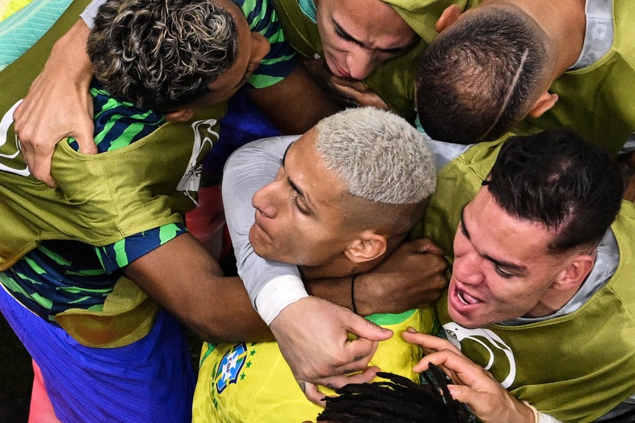 Richarlison comemora gol do Brasil contra a Sérvia na Copa do Mundo