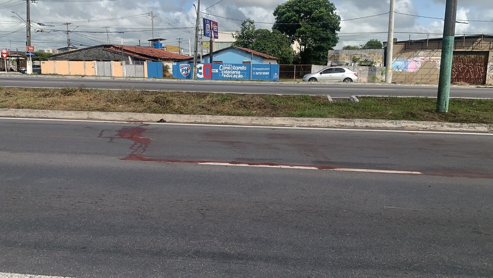 Marca de sangue na BR-101, no local onde homem foi atropelado por volta das 5h30 desta quarta-feira (19) — Foto: Emerson Medeiros/Inter TV Cabugi