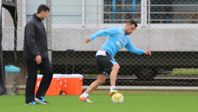Grêmio volta após folgão com treino leve e trabalho com bola de Maicon
