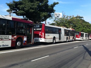 Ônibus parados no corredor na Estrada de Itapecerica (Foto: Letícia Macedo/G1)