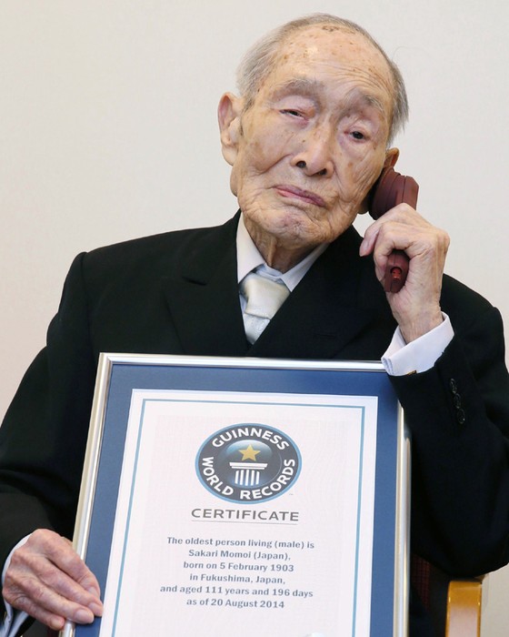 Sakari Momoi tinha 112 anos e faleceu no domingo. O Guinness ainda não anunciou quem ficará com o título de mais velho do mundo (Foto: Kyodo News via AP, File)