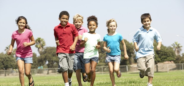 Crianças correndo (Foto: Thinkstock)