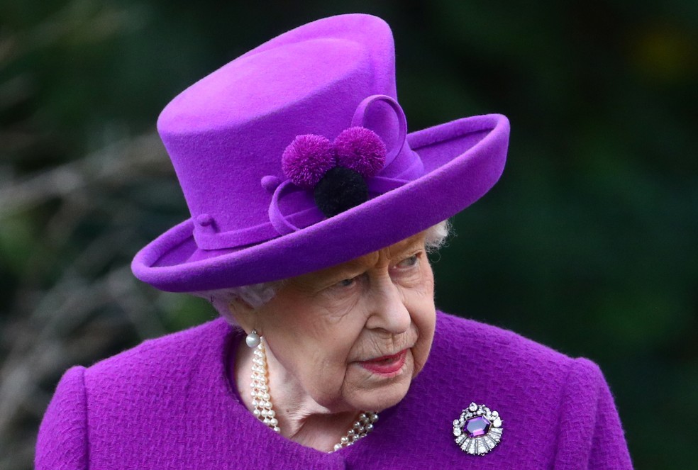 A rainha Elizabeth II em visita a indústrias nesta quarta-feira (6). — Foto: Hannah McKay/Reuters