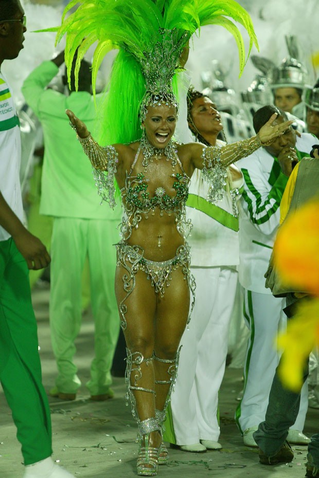 Viviane Araújo como rainha de bateria da Mocidade Independente de Padre Miguel no Carnaval 2006 (Foto: Leonardo Aversa/Agência O Globo)