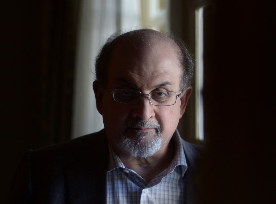 O escritor britânico Salman Rushdie, atacado nesta sexta-feira (12), em Nova York