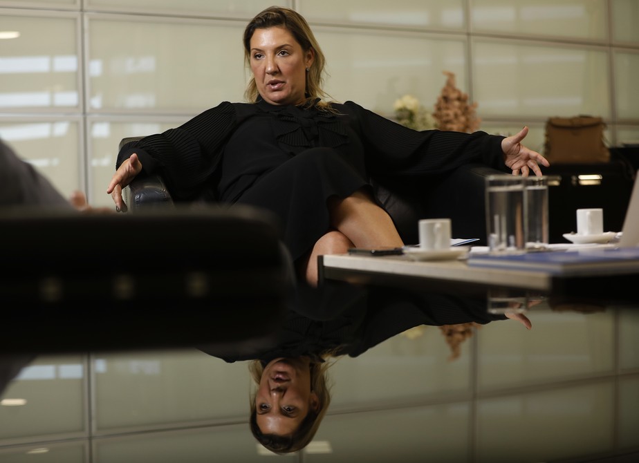 A presidente da Caixa, Daniella Marques, dá entrevista ao GLOBO em sua sala na seda da Caixa, em Brasília