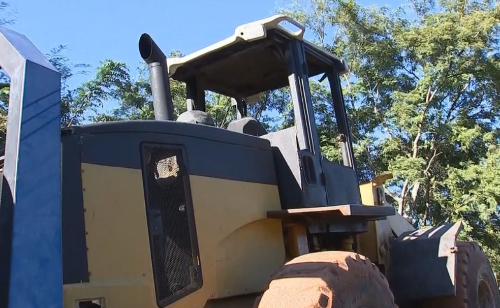 Veículo bateu em caminhão que carregava um trator  (Foto: Reprodução / TV TEM )