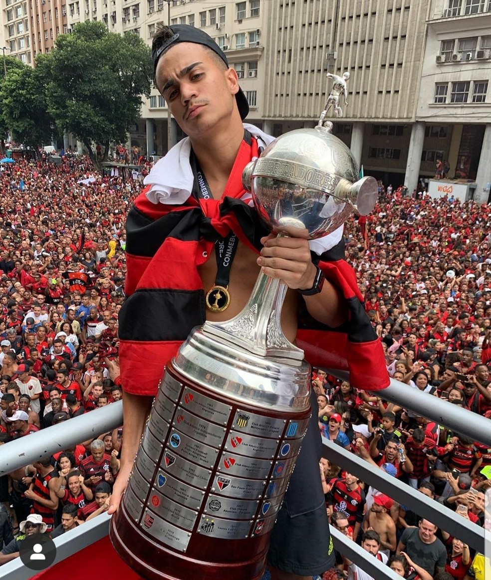 Reinier com a taça da Libertadores — Foto: Reprodução Instagram