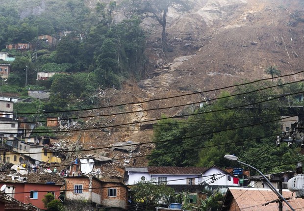 Chuvas em Petrópolis causaram deslizamentos de terra (Foto: Tania Rego/Agência Brasil)