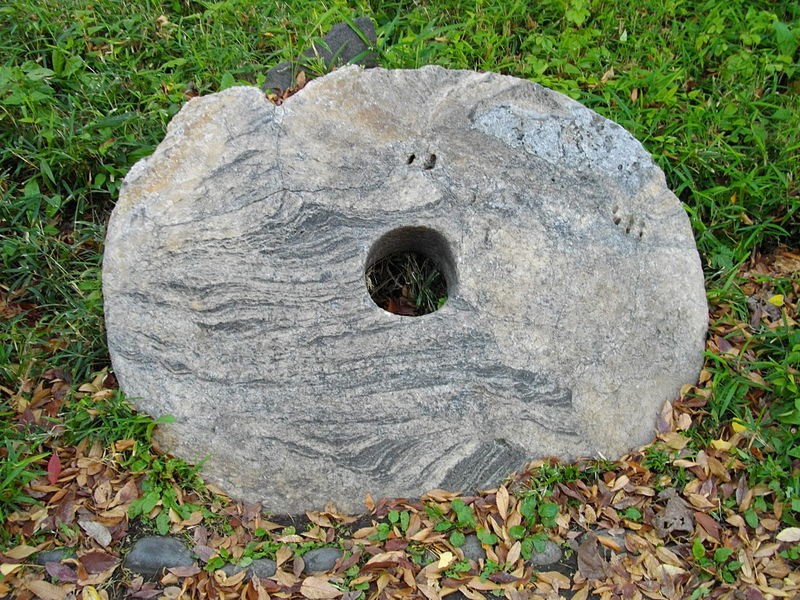 Rai Stone, dinheiro de pedra, usada na Micronésia há centenas de anos (Foto: Abasaa/Wikimedia Commons)