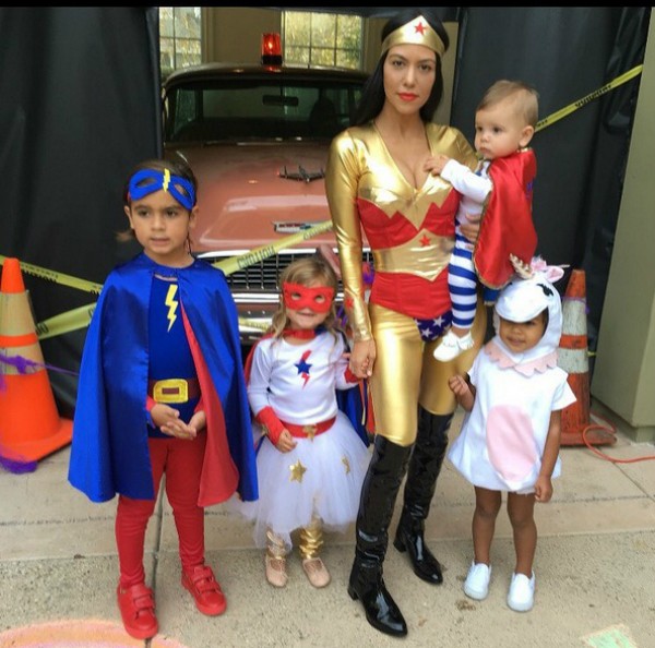 Kourtney Kardashian com seus filhos e sua sobrinha  (Foto: Reprodução Instagram)