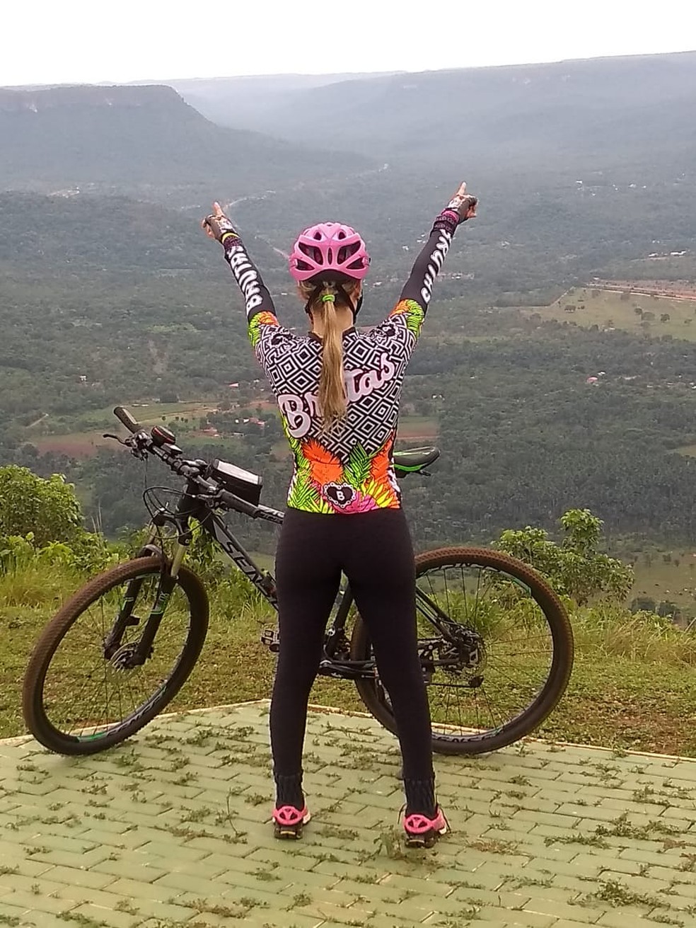 Apaixonada por atividades físicas, Tanara mantém rotina e pedala  — Foto: Divulgação