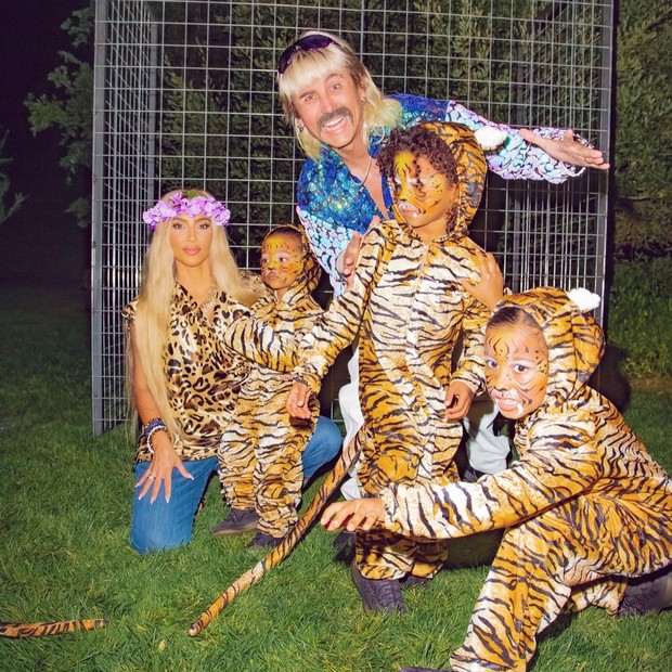Kim Kardashian com filhos e amigos (Foto: Reprodução)