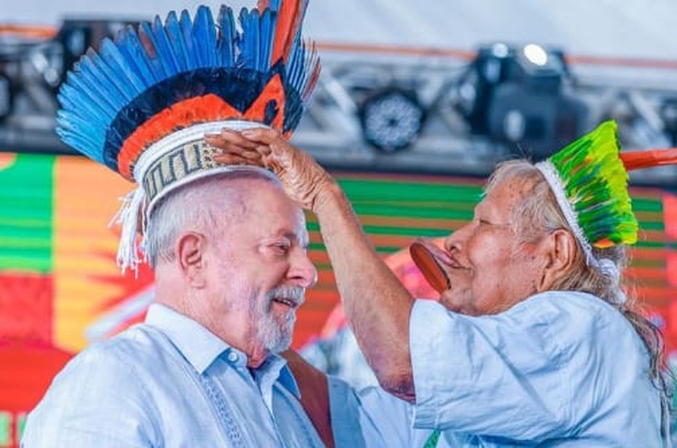 Cacique Raoni entrega cocar a Lula em sinal de respeito  Foto: Ricardo Stuckert/Assessoria