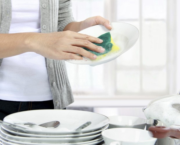 Mulheres acumulam tarefas domésticas  (Foto: Thinkstock)