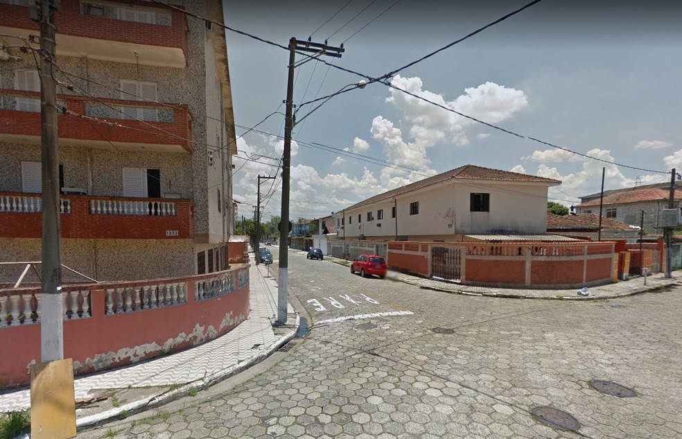 PM teria sido abordada entre a esquina da Rua Martim Afonso com Avenida Beira-mar, no Jardim Casqueiro — Foto: Reprodução/Google Maps