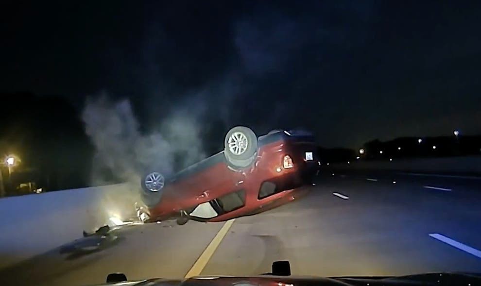 Carro da grávida capotou depois de colidir com barreira de concreto (Foto: Reprodução Facebook)
