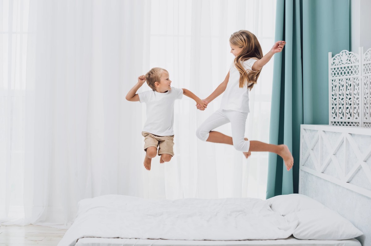 Дети прыгают на кровати