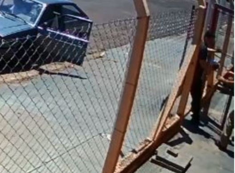 Pai pede ajuda para bebê a guardas municipais em Borborema — Foto: Câmera de segurança/Reprodução