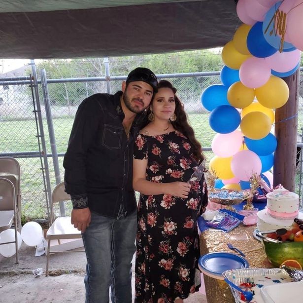 Brenda, grávida de quíntuplos, com o marido, Alejandro (Foto: Reprodução/Mirror)