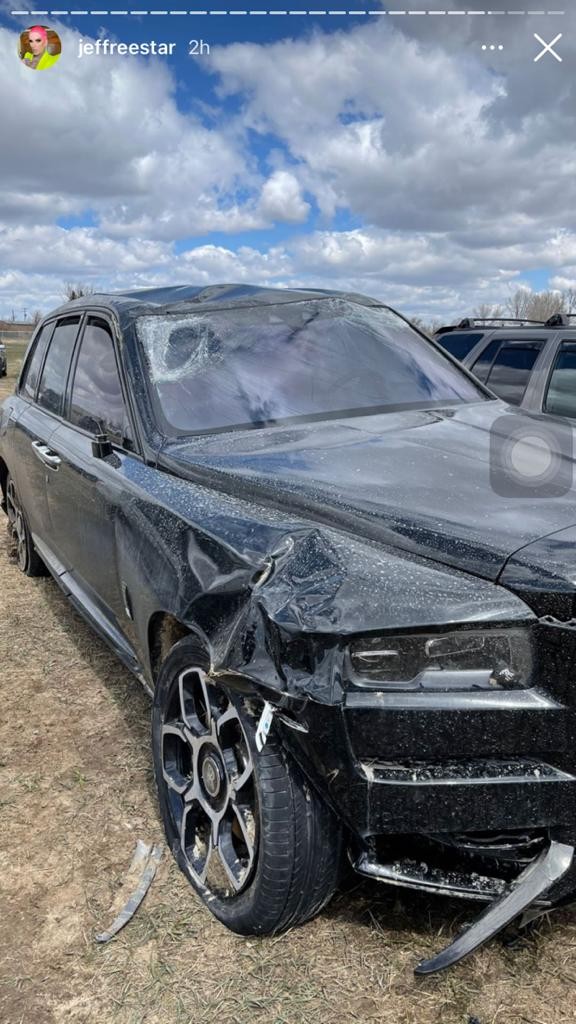Jeffree Star mostra fotos do carro após acidente (Foto: Reprodução/Instagram)