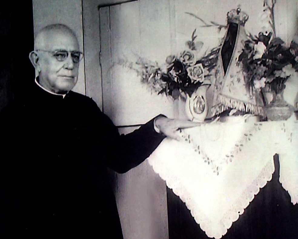 Padre Donizetti e a imagem de Nossa Senhora Aparecida — Foto: Comissão Pró-Beatificação de Padre Donizetti/Divulgação