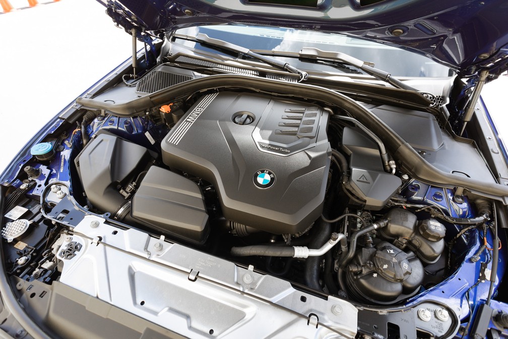 Motor 2.0 turbo do BMW Série 3 foi aperfeiçoado, e agora entrega 258 cv — Foto: Marcelo Brandt/G1